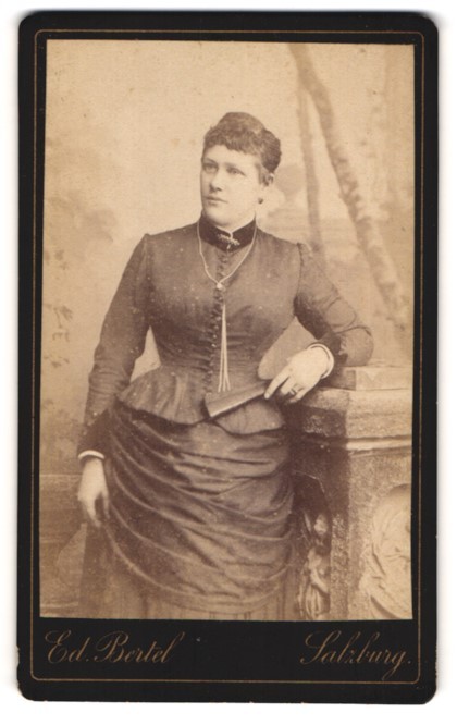 Photograph Eduard Bertel, Salzburg, next to the Kreuzersteg, middle-class lady mi