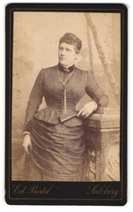 Photograph Eduard Bertel, Salzburg, next to the Kreuzersteg, middle-class lady mi