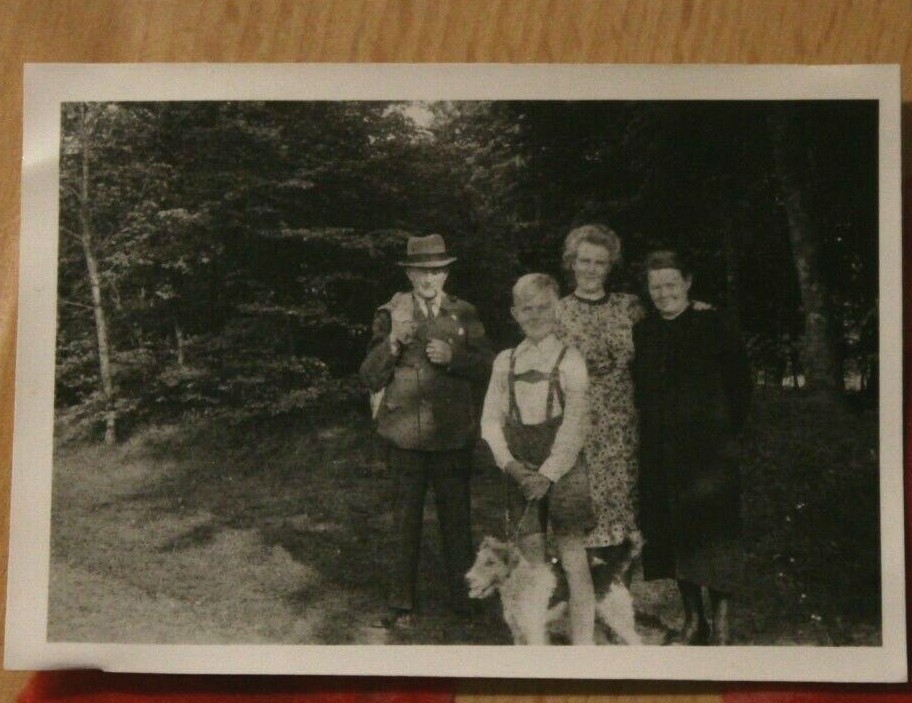 Photo 1952 boy Lederhosen dog dog boy woman women A10