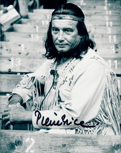 Photo actor Pierre Brice, portrait as Winnetou, autograph – 10925203