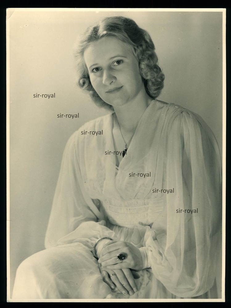 Pretty Blonde Woman in Portrait – 1930s – XL Photo 18x24cm