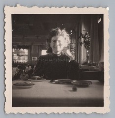 Young Woman Portrait Restaurant – Vintage Photo 1940s