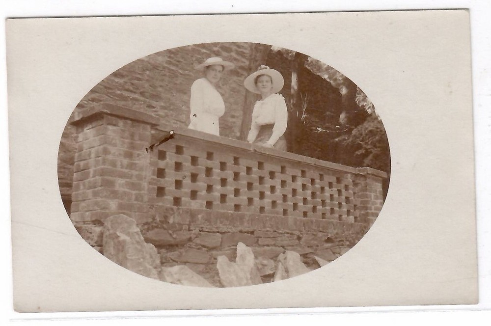 154 90- Foto * 2 Damen * Hutmode Balkonansicht * um 1915