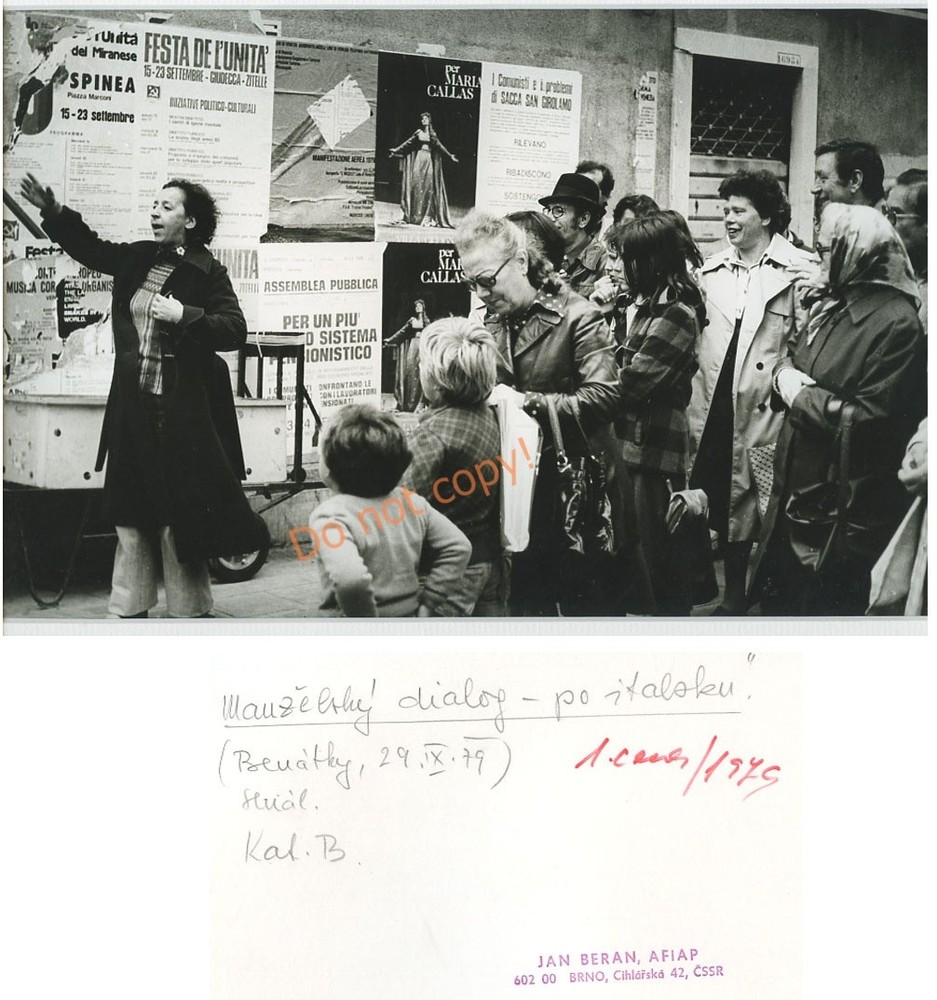 Italian dialog street scene 1979 photo Jan Beran Czech