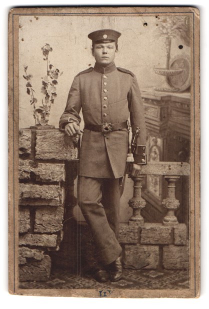 Photograph Ludwig Heiss, Ingolstadt, Harder-Straße 108, soldier in uniform with P