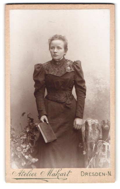 Photography studio Makart, Dresden, Bautznerstr. 29, lady with book wearing black