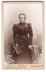 Photography studio Makart, Dresden, Bautznerstr. 29, lady with book wearing black