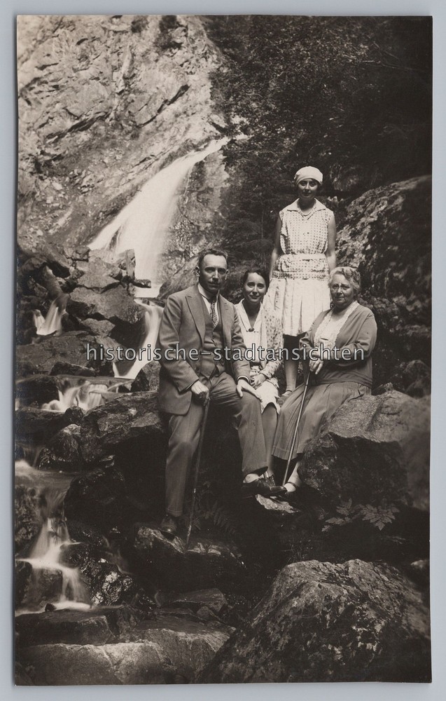 Tourists in Ravenna Gorge 1929 – Old Photo 1920s