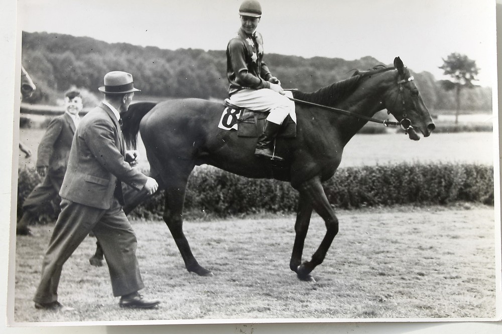 19537 Photo Krefeld Walbecken Hunting Race 20.7. 1941 Horse Winnetou Horse Race