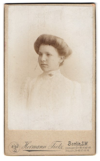 Photograph Hermann Tietz, Berlin, Leipziger-Str. 46-49, portrait young woman in