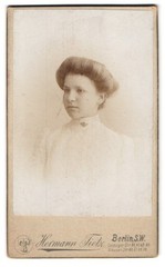 Photograph Hermann Tietz, Berlin, Leipziger-Str. 46-49, portrait young woman in