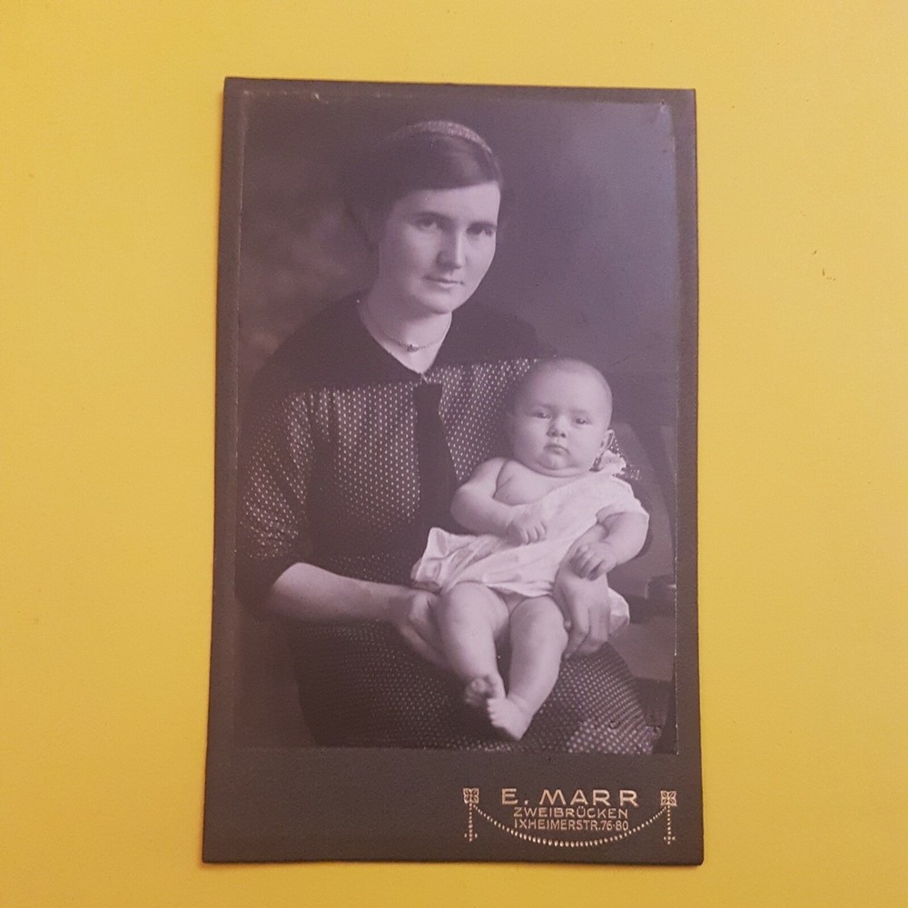 Photo Antique, c.1920 Pretty Young Mother with Child, Baby, Nude Egg, Cardboard, Excellent