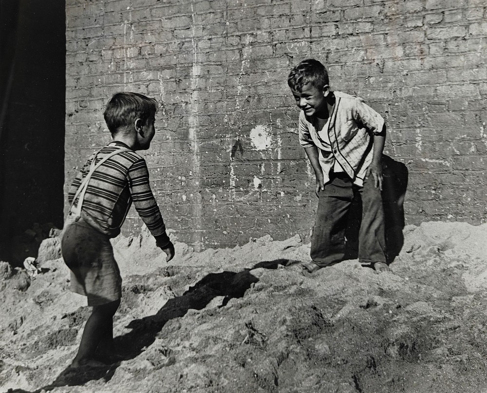 «King of the Hill» Arthur Leipzig, American Street Games Photography, Children