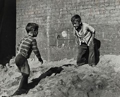 «King of the Hill» Arthur Leipzig, American Street Games Photography, Children