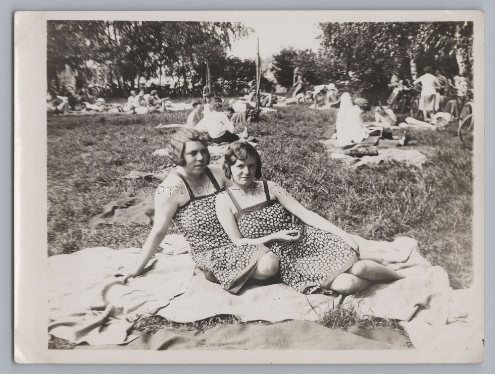 2 Partner Look Women on Bath – Fashion Portrait – Vintage Photo 1930s