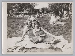 2 Partner Look Women on Bath – Fashion Portrait – Vintage Photo 1930s