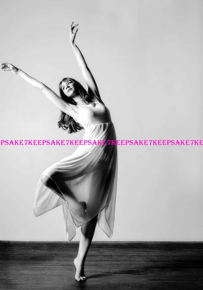 BEAUTIFUL AND SENSUAL LONG-HAIRED DANCER LARGE PHOTO D-DANCE2