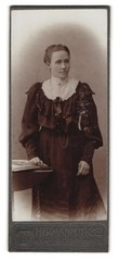 Photograph Hermann Tietz, Hamburg, size Burstan 12/14, lady in fine robe