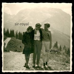 Three Women Arm in Arm in Front of Alps Panorama – 1960s – Friendship – Photo 9x9cm