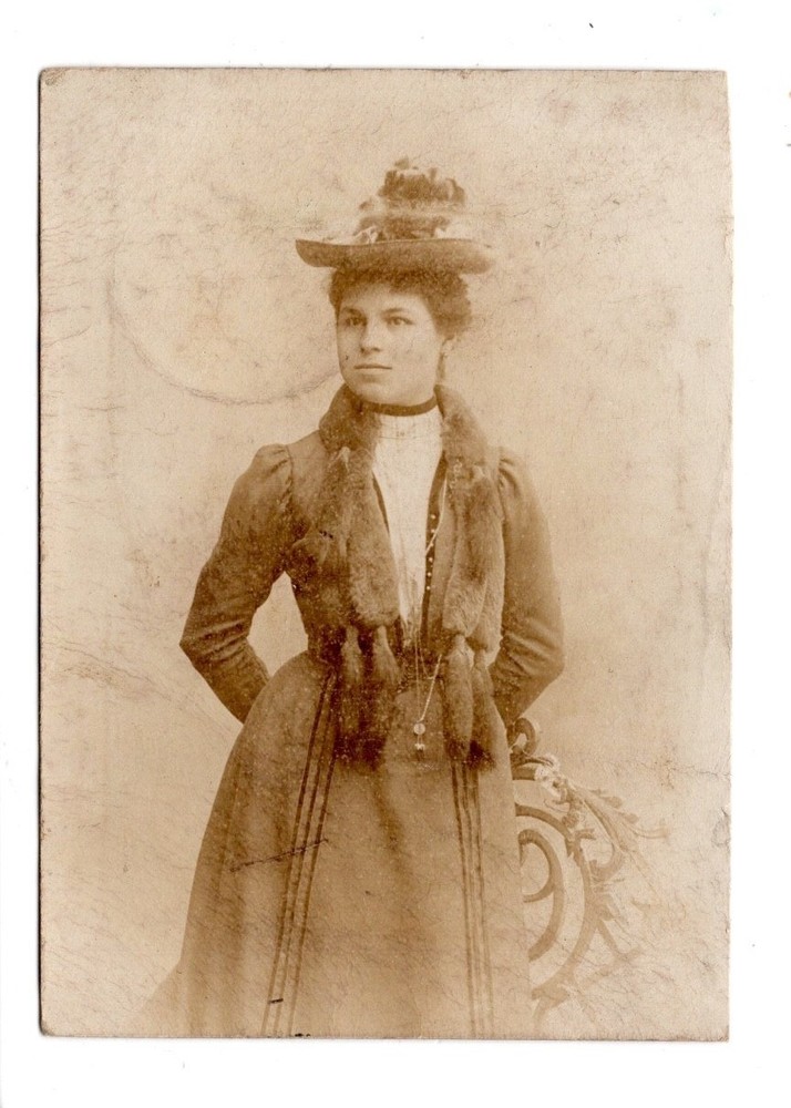 Photograph Circa 1905 – Elegant Lady with Hat – Run (F1 016)