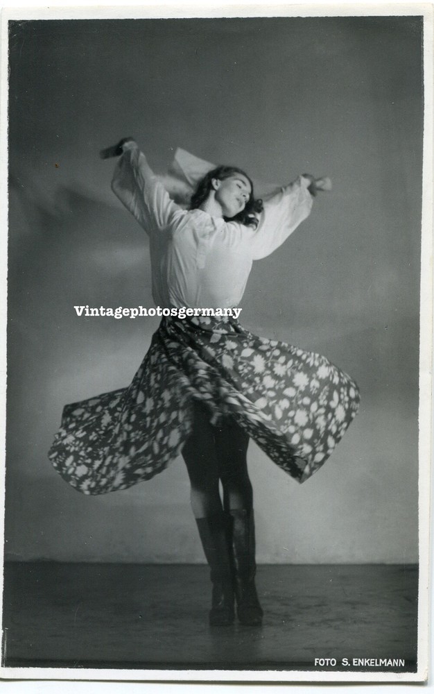 D2230 portrait pretty dancer woman girl expressive dance Siegfried grandson