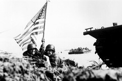New World War II Photo: U.S. Officers Plant 1st American flag on Guam – 6 Sizes!