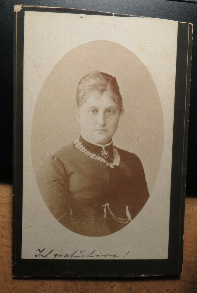 Woman portrait circa 1880s/CDV Pilartz Bad Kissingen