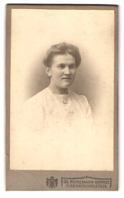 Photograph Gg. Heinemann, Eisenach, Karlstr. 26, young lady in pretty dress