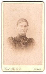 Photograph Carl Bellach, Leipzig, Gellert-Strasse 12, portrait young lady with K