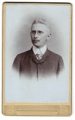 Photograph Gustav Simon, St. Pölten, Park Promenade 20, portrait of a man with