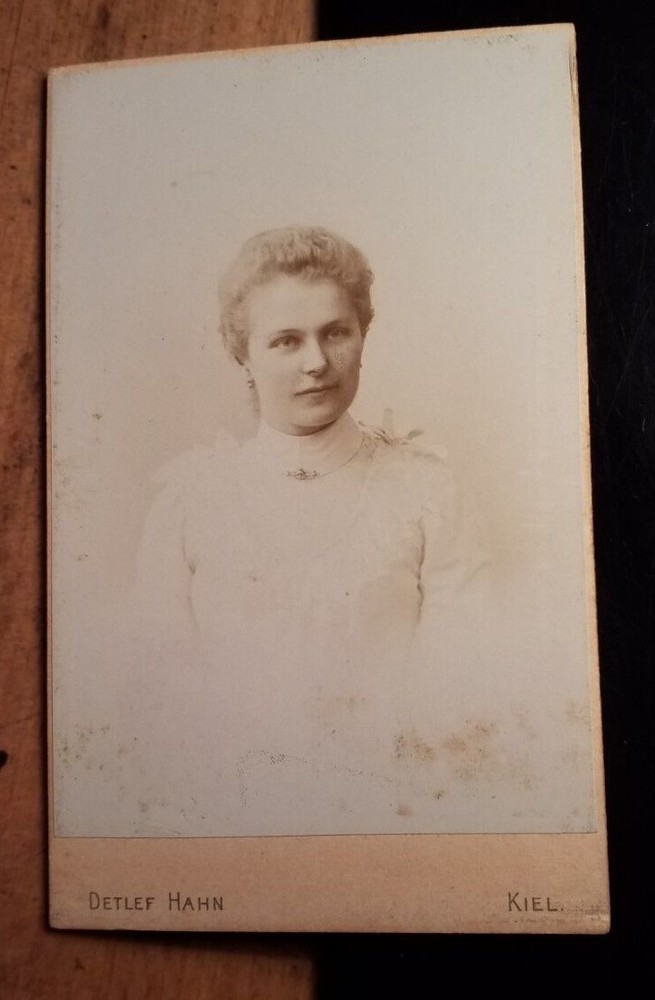 Young woman portrait/CDV Detlef Hahn Kiel