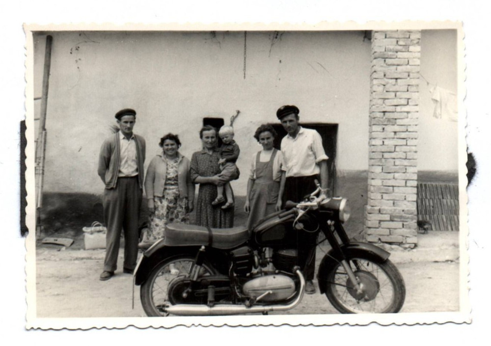 Photo Motorcycle Vintage Family with Vintage Pannonia t5 Motorcycle