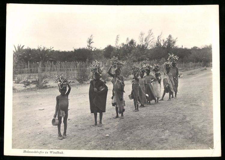 Photograph Windhoek / Windhoek, German South West Africa / Namibia, Natives Hol