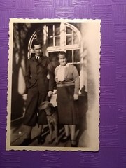 Photo old antique elegant suit man woman on front door woman man nice dog old photo