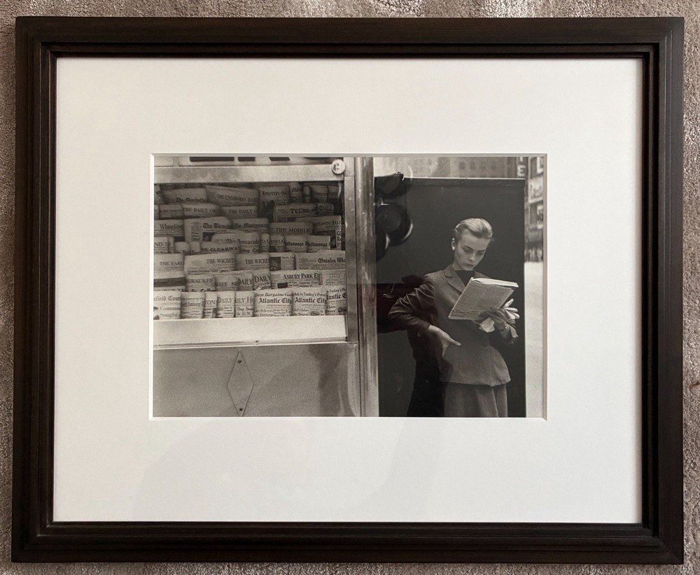 Louis Stettner, «Elbowing an Out-of-Town Newsstand, Midtown,» 1954