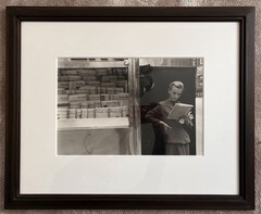 Louis Stettner, «Elbowing an Out-of-Town Newsstand, Midtown,» 1954