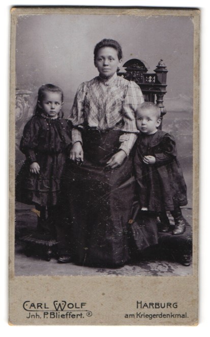 Photograph Carl Wolf, Harburg, at the war memorial, mother on a chair with her