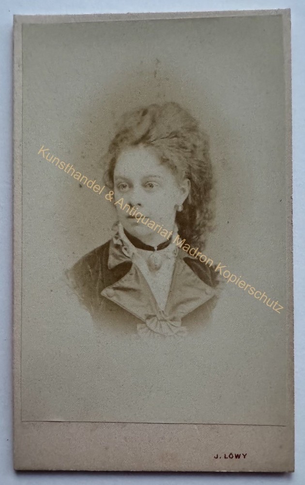orig. CDV photo photograph woman lady picture old fashion around 1870 Löwy Vienna