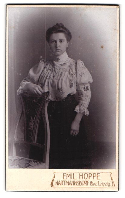 Photograph Emil Hoppe, Hartmannsdorf, portrait lady in lace dress with tallest