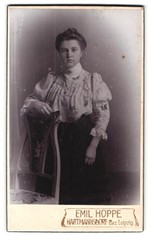 Photograph Emil Hoppe, Hartmannsdorf, portrait lady in lace dress with tallest