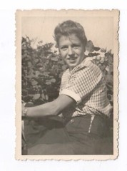 15169- Photo Young Lady in the Garden * 1945