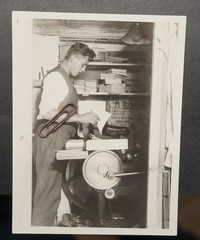 Photo portrait bookbinder printer man work craft factory Berlin newspaper picture