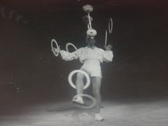 [CIRCUS] LARGE VINTAGE PHOTO / THE JUGGLER Ca 1970 40 X 30 Inches