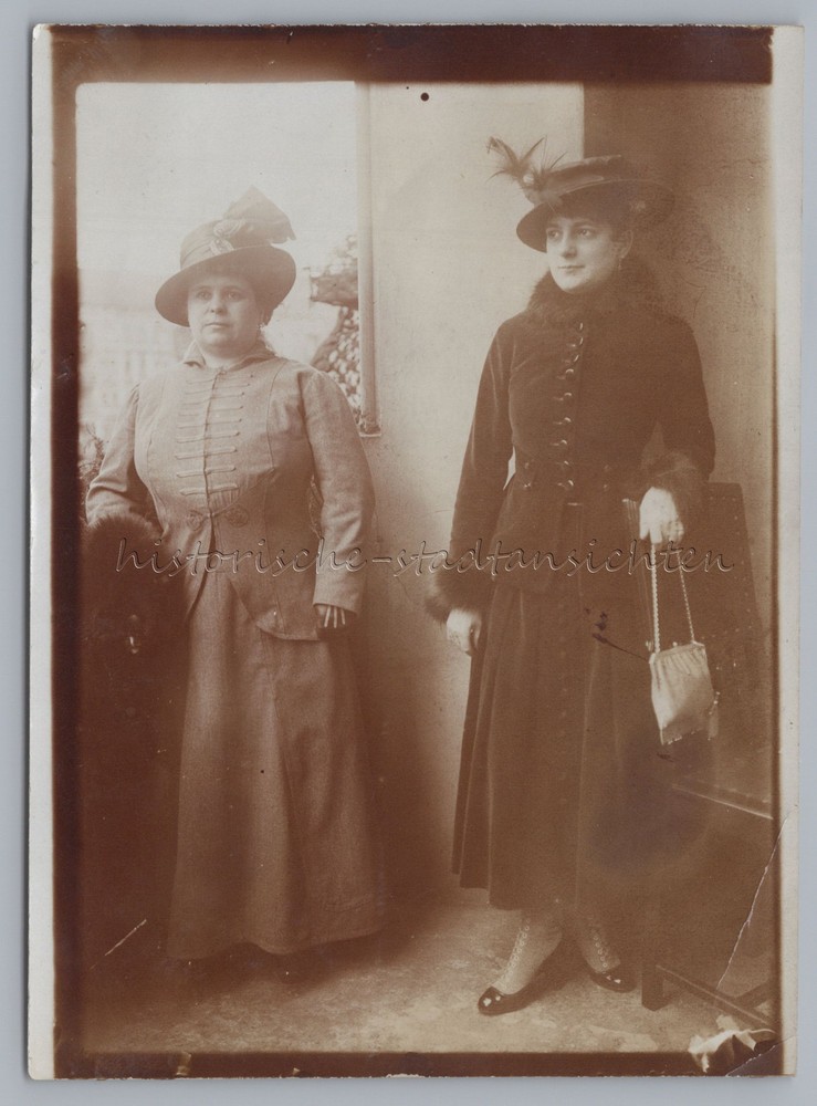 Fashion Women Laced Shoes Handbag Lady Hat Feather – Photo 1900s 1910s