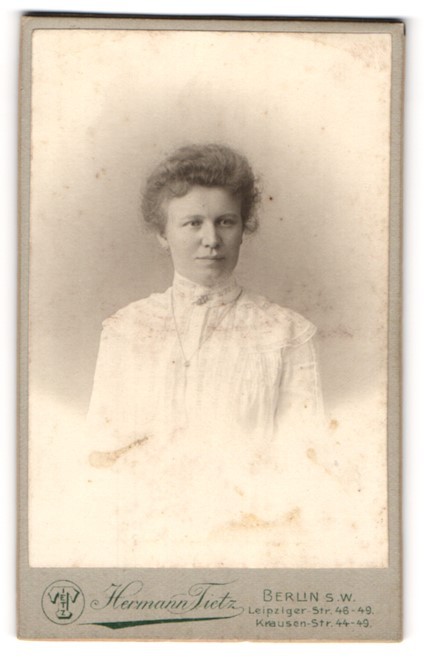 Photograph Hermann Tietz, Berlin-SW, portrait young lady with collar brooch and