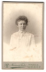 Photograph Hermann Tietz, Berlin-SW, portrait young lady with collar brooch and