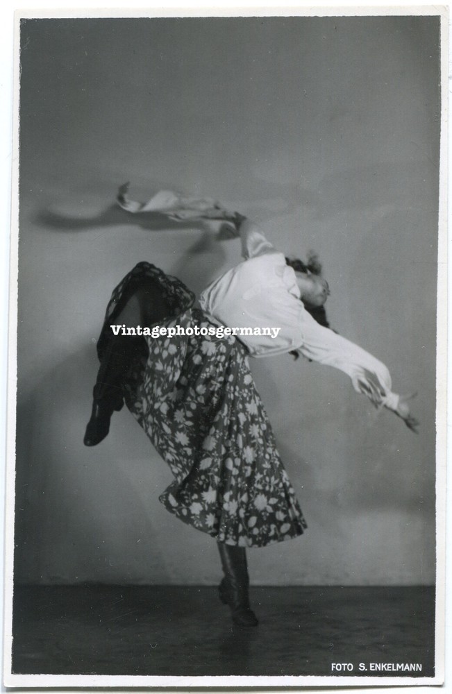 D2229 portrait pretty dancer woman girl expressive dance Siegfried grandson