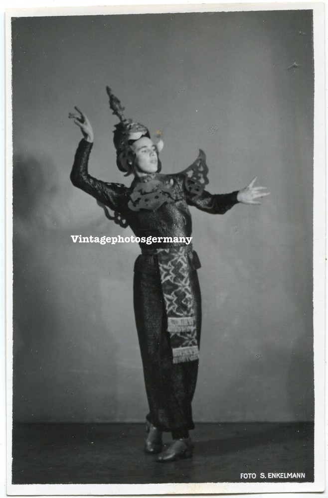D2227 Portrait Pretty Dancer Woman Girl Asian Costume Siegfried Grandson