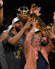 Karl-Anthony Towns New York Knicks NBA Champions Trophy – 8″x10″ Glossy Photo Pr