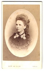 Photography Beer & Mayer, Graz, Schillerstr. 30, young lady in lace dress with